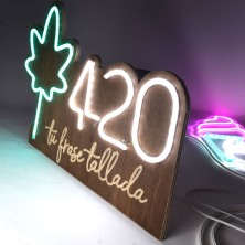 Cannabis Neón madera gravada
