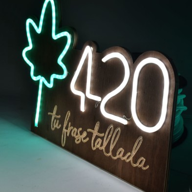 Cannabis Neón madera gravada